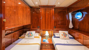 Cruiser dislocante di 27 metri del 2004